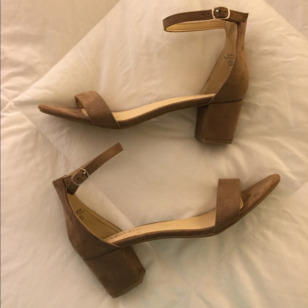 Ladie's Size 9 Velvet Heels